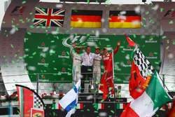 Podium: 2. Lewis Hamilton, Mercedes AMG F1; Sieger Nico Rosberg, Mercedes AMG F1; 3. Sebastian Vette