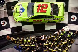 Il vincitore della gara Ryan Blaney, Team Penske, Menards/Peak Ford Fusion festeggia