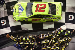 Il vincitore della gara Ryan Blaney, Team Penske, Menards/Peak Ford Fusion festeggia