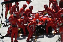 Arrêt au stand pour Kimi Raikkonen, Ferrari SF71H