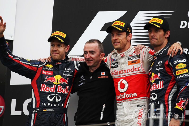 Podio: segundo lugar Sebastian Vettel, Red Bull Racing, Paddy Lowe, director técnico de McLaren, Ganador de la carrera Jenson Button, McLaren y tercer lugar Mark Webber, Red Bull Racing