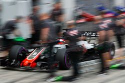 Romain Grosjean, Haas F1 Team VF-18, s'arrête au stand pendant les qualifications