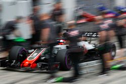 Romain Grosjean, Haas F1 Team VF-18, makes a pit stop during Qualifying