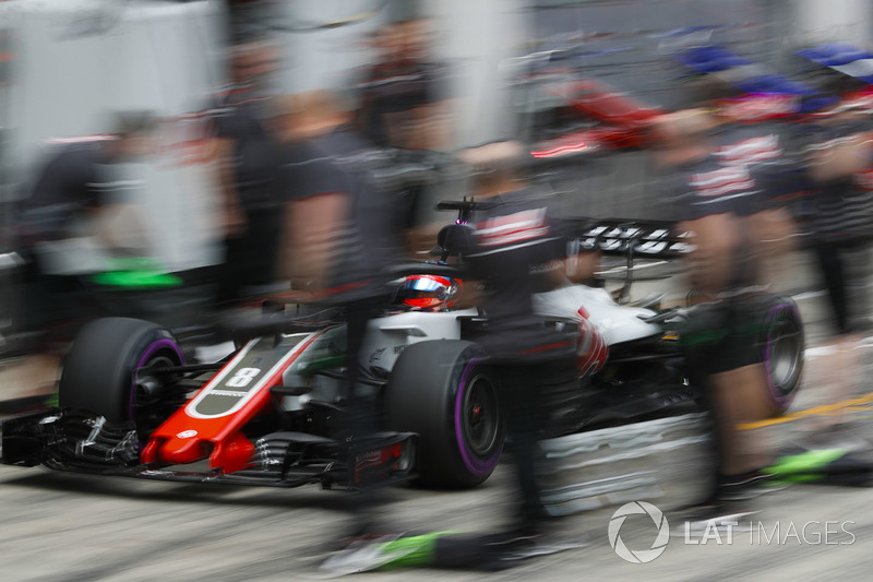 Romain Grosjean, Haas F1 Team VF-18, pit stop