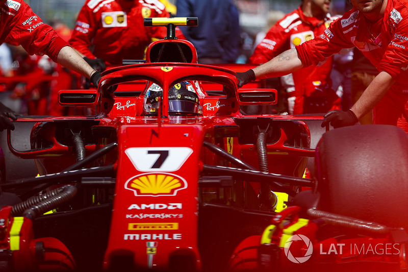 Kimi Raikkonen, Ferrari SF71H, arriva in griglia