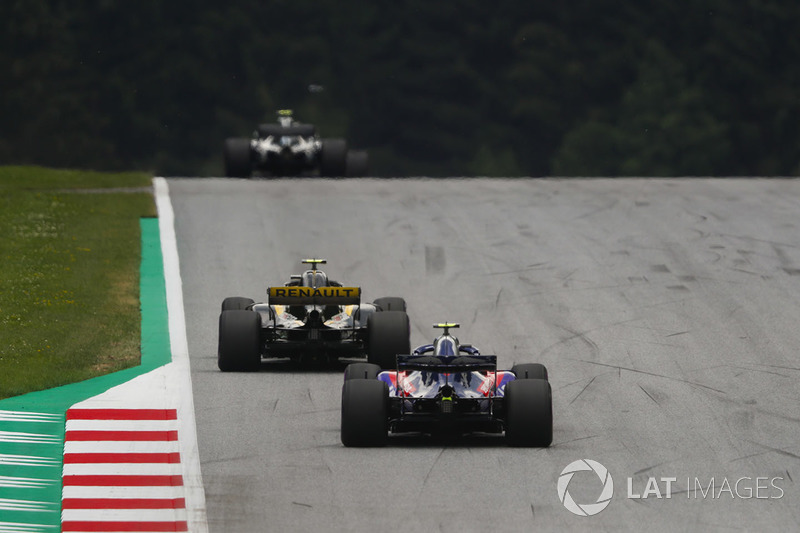 Carlos Sainz Jr., Renault Sport F1 Team R.S. 18, devant Pierre Gasly, Toro Rosso STR13