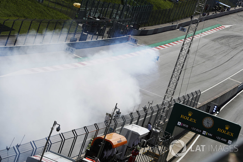 Nico Hulkenberg, Renault Sport F1 Team R.S. 18, lors de la casse de son moteur