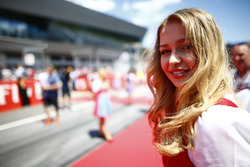 Une grid girl en tenue traditionnelle