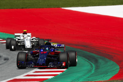 Brendon Hartley, Toro Rosso STR13, Charles Leclerc, Sauber C37