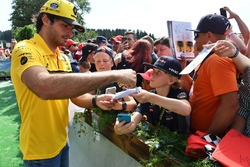 Carlos Sainz Jr., Renault Sport F1 Team signs autographs for the fans