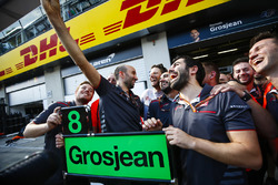 Romain Grosjean, Haas F1 Team, et toute l'équipe Haas F1 Team fêtent leur meilleur résultat