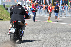 Lewis Hamilton, Mercedes-AMG F1 sur sa moto MV Agusta