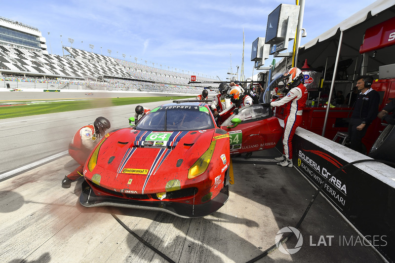 #64 Scuderia Corsa Ferrari 488 GT3, GTD: Bill Sweedler, Townsend Bell, Frankie Montecalvo, Sam Bird pit stop