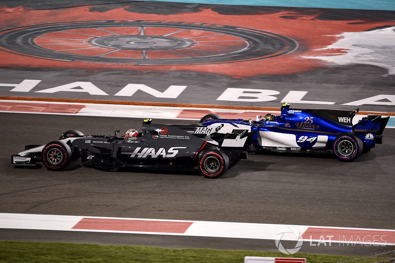 Kevin Magnussen, Haas F1 Team VF-17 and Pascal Wehrlein, Sauber C36 battle for position