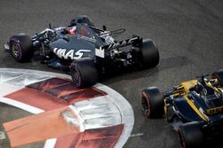 Romain Grosjean, Haas F1 Team VF-17 et Nico Hulkenberg, Renault Sport F1 Team RS17 en lutte