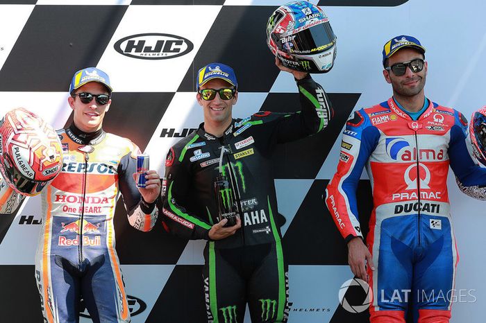 Ganador de la pole Johann Zarco, Monster Yamaha Tech 3, segundo lugar Marc Márquez, Repsol Honda Team, tercer lugar Danilo Petrucci, Pramac Racing