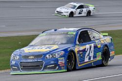 Chase Elliott, Hendrick Motorsports Chevrolet and Brad Keselowski, Team Penske Ford