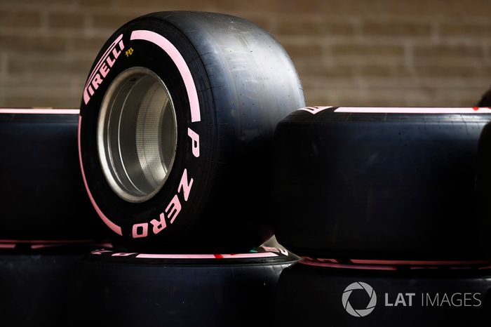 Neumáticos Pirelli con marcas color rosa en apoyo a la concienciación del cáncer de mama