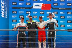 Podium: Race winner Esteban Guerrieri, Campos Racing, Chevrolet RML Cruze TC1, second place Yann Ehrlacher, RC Motorsport, Lada Vesta , third place Nicky Catsburg, Polestar Cyan Racing, Volvo S60 Polestar TC1