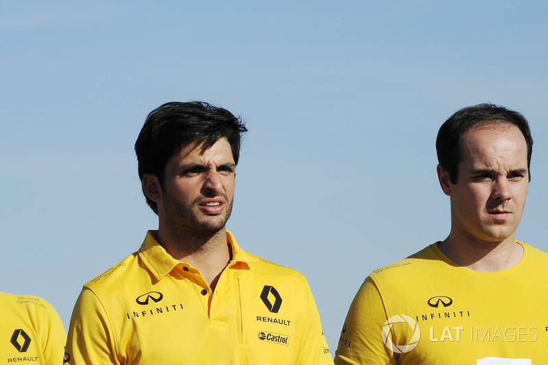 Carlos Sainz Jr., Renault Sport F1 Team walks the track with the team