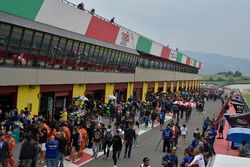 Atmosfera in pit lane