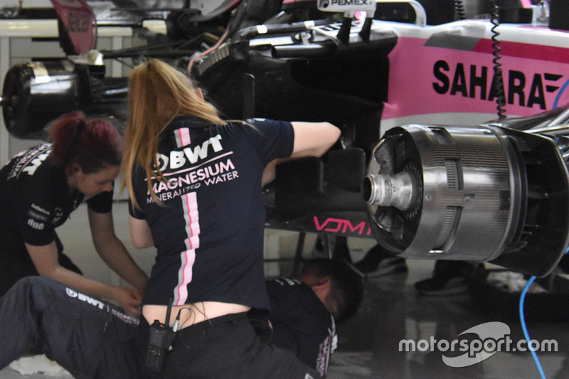 Механики работают с Force India VJM11
