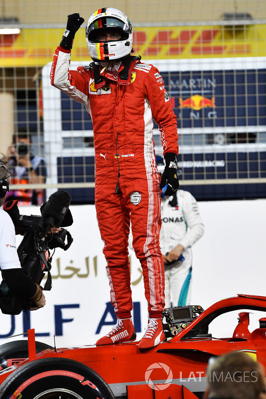 Il poleman Sebastian Vettel, Ferrari SF71H festeggia nel parco chiuso
