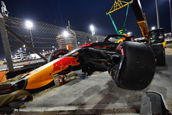 La monoposto incidentata di Max Verstappen, Red Bull Racing RB14 viene recuperata durante la Q1