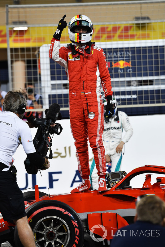 Il poleman Sebastian Vettel, Ferrari SF71H festeggia nel parco chiuso