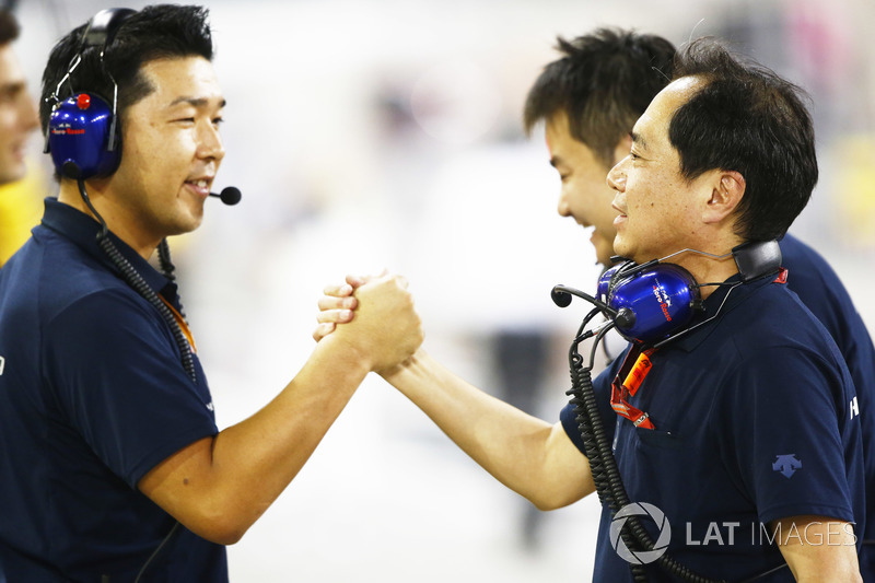 Инженеры Scuderia Toro Rosso Honda празднуют 4 место Пьера Гасли