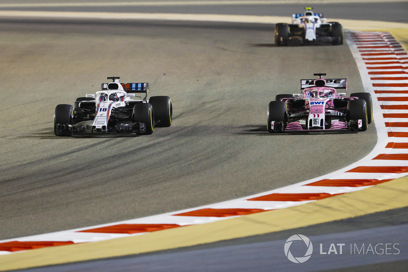Lance Stroll, Williams FW41 Mercedes, lotta con Sergio Perez, Force India VJM11 Mercedes, davanti a Sergey Sirotkin, Williams FW41 Mercedes