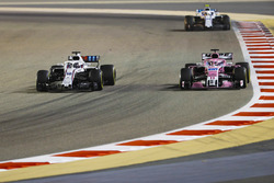 Лэнс Стролл, Williams FW41, Серхио Перес, Sahara Force India F1 VJM11, и Сергей Сироткин, Williams F
