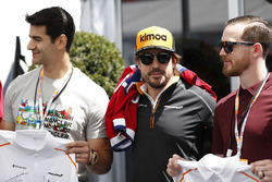 Fernando Alonso, McLaren ve Stoffel Vandoorne, McLaren, Kanadalı buz hokeyi oyuncuları ile