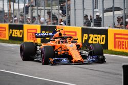 Stoffel Vandoorne, McLaren MCL33 with puncture