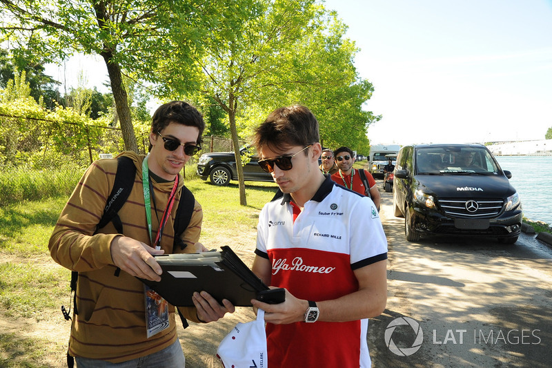 Charles Leclerc, Sauber signe des autographes pour les fans
