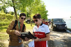 Charles Leclerc, Sauber signe des autographes pour les fans