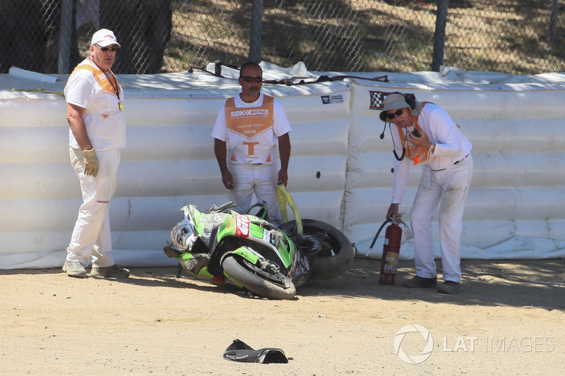 La moto di Toprak Razgatlioglu, Kawasaki Puccetti Racing, dopo l'incidente