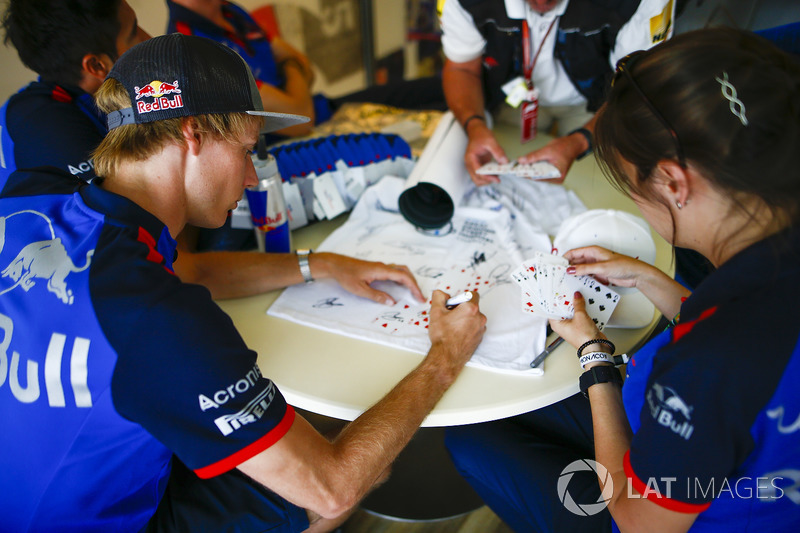 Brendon Hartley, Toro Rosso, signs playing cards