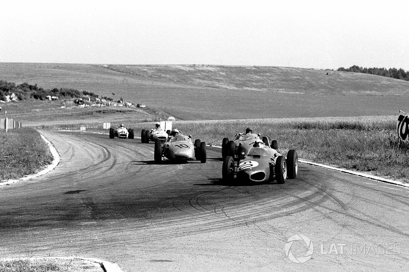 Giancarlo Baghetti, Ferrari 156 , precede le Porsche 718 di Dan Gurney, e Jo Bonnier