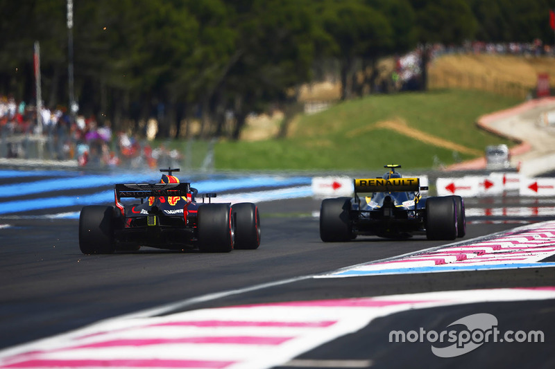 Daniel Ricciardo, Red Bull Racing RB14, passes Carlos Sainz Jr., Renault Sport F1 Team R.S. 18