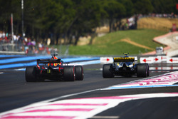 Daniel Ricciardo, Red Bull Racing RB14, passeert Carlos Sainz Jr., Renault Sport F1 Team R.S. 18