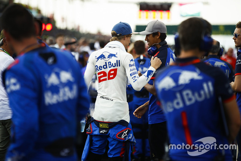 Brendon Hartley, Toro Rosso, speaks with Sean Gelael, Toro Rosso, on the grid