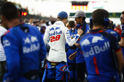 Brendon Hartley, Toro Rosso, speaks with Sean Gelael, Toro Rosso, on the grid