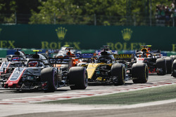 Kevin Magnussen, Haas F1 Team VF-18, Nico Hulkenberg, Renault Sport F1 Team R.S. 18, Fernando Alonso, McLaren MCL33, Daniel Ricciardo, Red Bull Racing RB14, and the remainder of the field at the start of the race