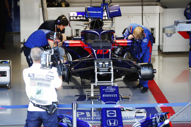 Toro Rosso mechanics work on the car of Pierre Gasly, Toro Rosso STR13