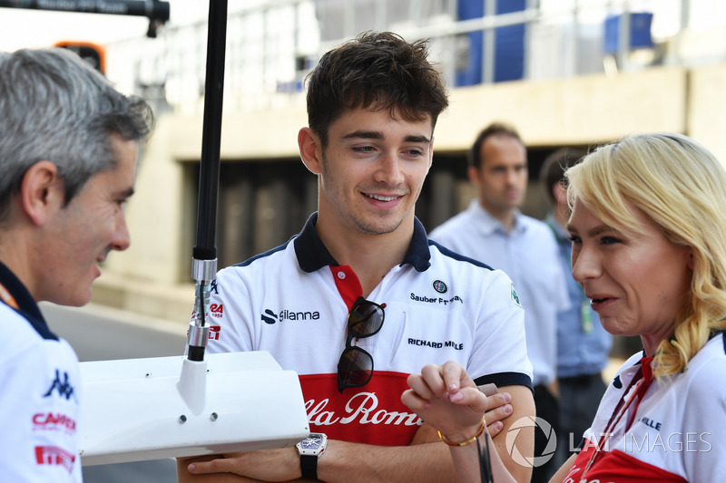 Charles Leclerc, Sauber con Xevi Pujolar, capo dell'ingegneria in pista, Sauber e Ruth Buscombe, ingegnere della strategia, Sauber