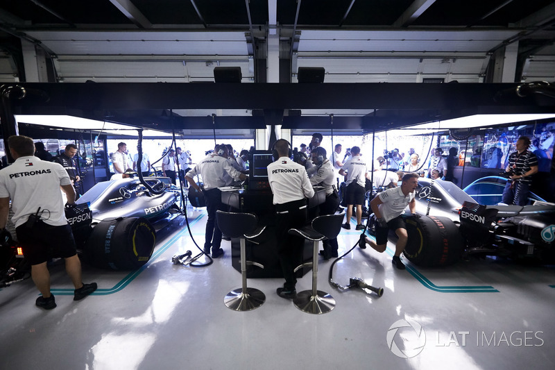 Les ingénieurs au travail dans le garage Mercedes