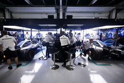 Ingegneri al lavoro nel garage Mercedes