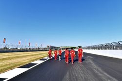 Sebastian Vettel, Ferrari parcourt la piste à pied