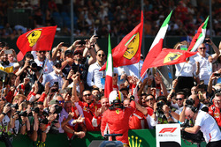 Il vincitore della gara Sebastian Vettel, Ferrari, festeggia nel parco chiuso